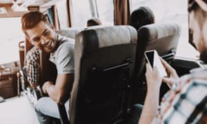dei ragazzi ridono tra loro su un pullman