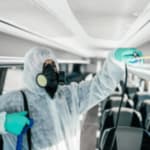un addetto sanifica l'interno di un pullman