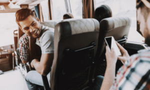 dei ragazzi ridono tra loro su un pullman