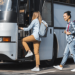 2 ragazze salgono su un poullman